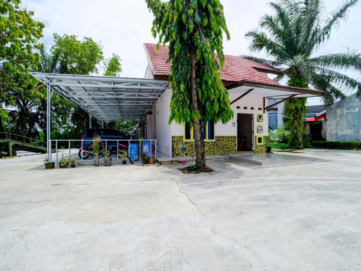 Oyo 90263 Hotel Diva Golf Bengkulu Exterior photo